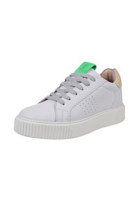 Sneaker bianco in pelle con lacci grigi, etichetta verde sulla lingua, dettaglio testurizzato sul tallone e suola a coste orizzontali.