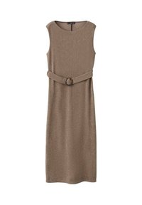 Vestido marr�ón sin mangas hecho de tela texturada, con una cintura ceñida con un cinturón y un accesorio de hebilla circular, diseño hasta la rodilla.