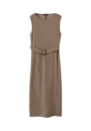 Vestido marrón sin mangas hecho de tela texturada, con una cintura ceñida con un cinturón y un accesorio de hebilla circular, diseño hasta la rodilla.