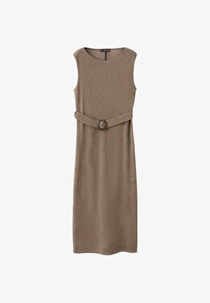 Ärmelloses braunes Kleid aus strukturiertem Stoff, mit einer taillierten Taille, die einen Gürtel mit runder Schnalle betont, knielanges Design.