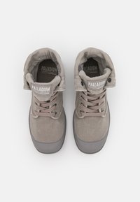 Grå stoff høy-top sneakers med polstret krage, snøringslås og gummikappe. Har "PALLADIUM" logo på tungen.