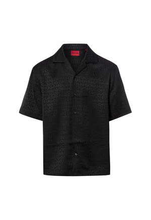 Zwart overhemd met korte mouwen en knopen, met een subtiel all-over "HUGO" logo patroon en een rood kraaglabel met de tekst "HUGO".