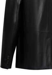 Czarna skórzana kurtka o gładkiej teksturze i przemyślanym kroju. Zapięcie na mankiecie z czterema guzikami oraz wyraźne przeszycia.