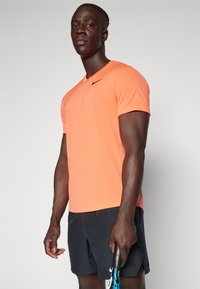 Nike Performance TOP - T-skjorte til trening - light wild mango/black