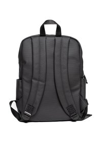 Czarny plecak wykonany z teksturowanej tkaniny z wyściełanymi szelkami na ramiona, górnym uchwytem i bocznymi kieszeniami na dodatkowe przechowywanie.