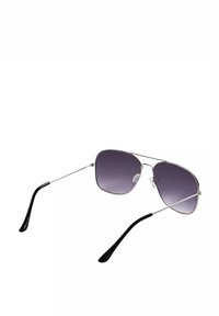 Okulary przeciwsłoneczne typu aviator z srebrnymi metalowymi oprawkami, gradientowymi ciemnofioletowymi soczewkami oraz czarnymi plastikowymi końcówkami zauszników. Wyróżniające się poduszki nosowe zapewniające komfort.