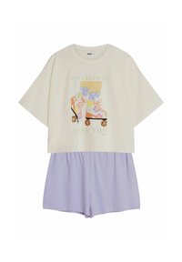 Krótkie kremowe t-shirt z kolorową grafiką rolki i tekstem, połączony z lawendowymi szortami. Lekki materiał, luźny krój.