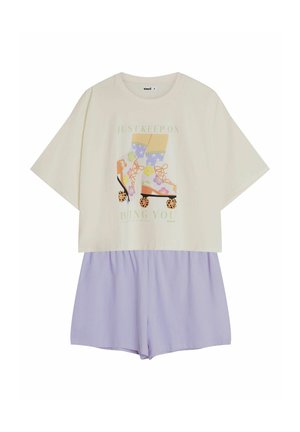 Krótkie kremowe t-shirt z kolorową grafiką rolki i tekstem, połączony z lawendowymi szortami. Lekki materiał, luźny krój.