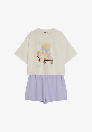 Krótkie kremowe t-shirt z kolorową grafiką rolki i tekstem, połączony z lawendowymi szortami. Lekki materiał, luźny krój.