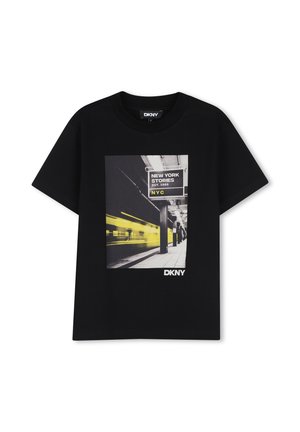 T-shirt noir DKNY avec un graphique jaune et noir d’un quai de métro et un train en mouvement, avec un panneau New York Stories.
