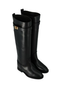 Bottes en cuir noir montant jusqu'au genou, avec une texture lisse, un bout rond et un accent de boucle en ton doré sur la bande supérieure.