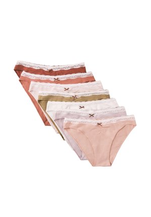 Zeven paar damesbikini met kanten rand in verschillende pastel- en aardetinten, netjes gerangschikt in een overlappende rij.