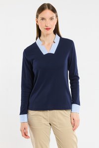 Marinemarineblauw overhemd met lange mouwen, een V-hals en een lichtblauwe gestreepte kraag en manchetten. De stof lijkt glad en heeft een ontspannen pasvorm.