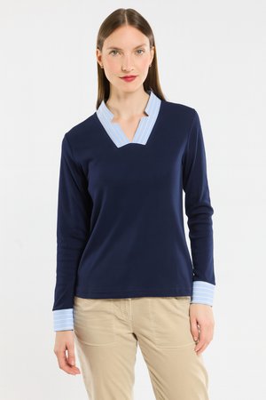 Marinemarineblauw overhemd met lange mouwen, een V-hals en een lichtblauwe gestreepte kraag en manchetten. De stof lijkt glad en heeft een ontspannen pasvorm.