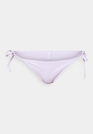 Lila Bikini-Unterteil mit Netzstruktur, mit seitlichen Bindebändern zur Anpassung. Inklusive eines kleinen Markenlabels auf der Rückseite.