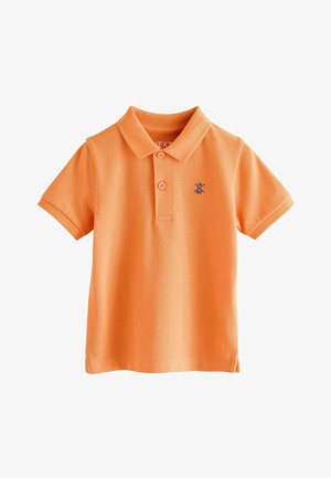 Polo naranja de manga corta con dos botones y un pequeño logotipo azul bordado en el pecho izquierdo.