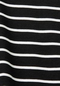 Tissu noir avec des fines rayures horizontales blanches espacées régulièrement, créant un motif rayé classique.