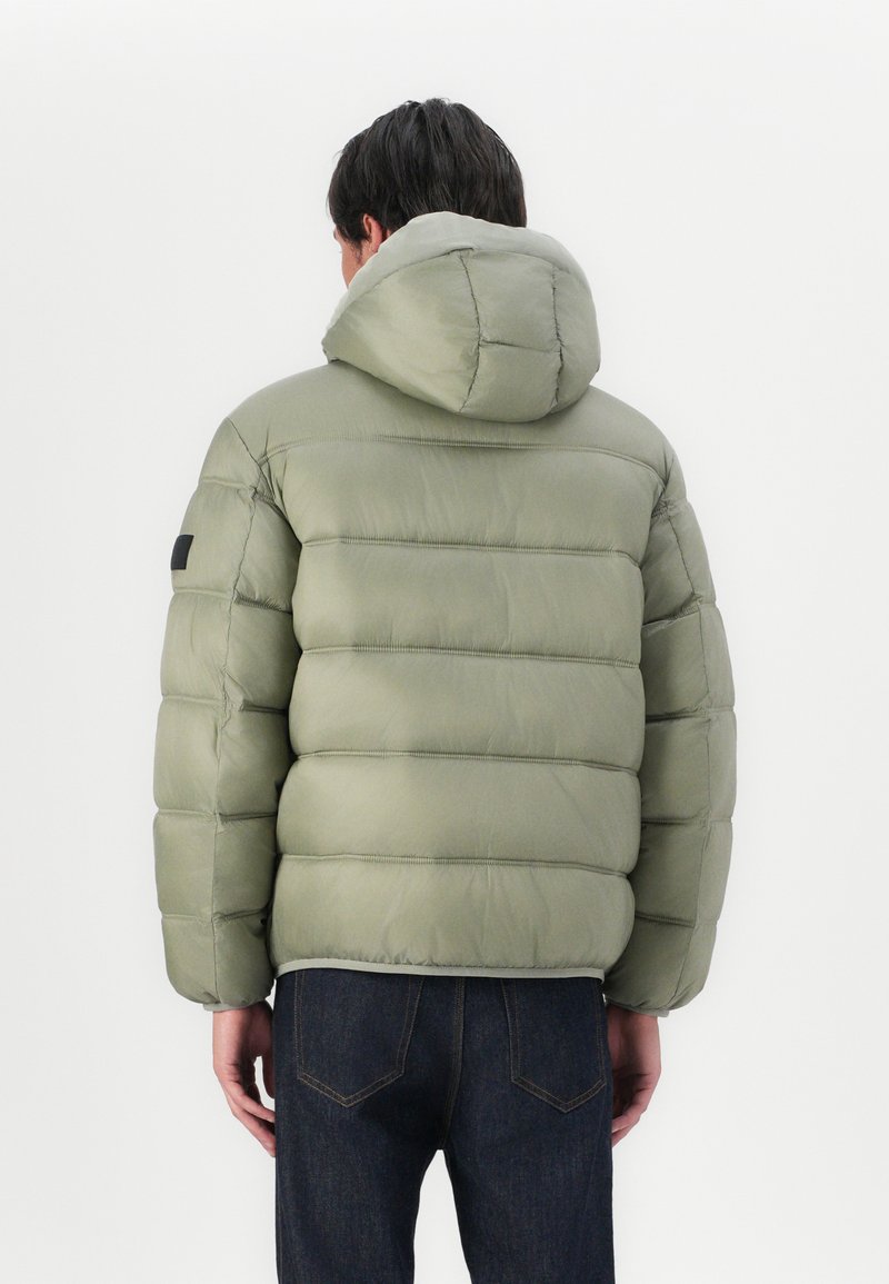 Tommy Jeans HOODED LOGO PUFFER - Zimní bunda - utility sage