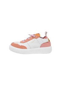 Sneaker bianca e rosa realizzata in suede e pelle. Presenta una punta tondeggiante, suola in gomma bianca e lacci pastello. Gli accenti includono un tab per il tallone a fantasia.
