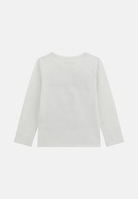 Maglietta bianca a maniche lunghe con collo a giro esposta piatta con il retro in vista, design semplice e dettagli logo discreti vicino al colletto.