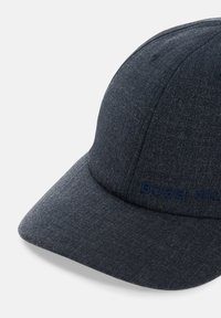 Tmavě šedá látková baseballová čepice s křivým okrajem a jemně vyšívaným logem "BOGGI MIL" na předním panelu.