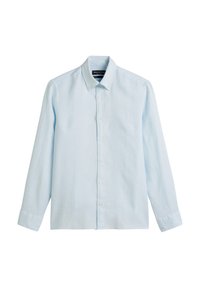 Camicia blu chiaro a maniche lunghe con colletto button-down e bottoni bianchi, stesa su uno sfondo bianco.