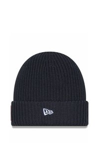 Strickmütze in dunkelschwarz, mit umgeschlagenem Bund und einem kleinen weißen Logodetail. Die Textur ist gerippt und bietet eine enge Passform.