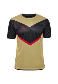 Maglietta sportiva a maniche corte con un corpo oro, maniche nere e un audace design triangolare rosso e nero sul petto. Logo Hummel visibile.