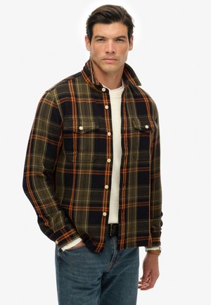 Geruite flanellen shirt in donker groen, marineblauw en oranje, met een knoopsluiting aan de voorkant, twee borstzakken en een hoge kraag. Getextureerde stof.