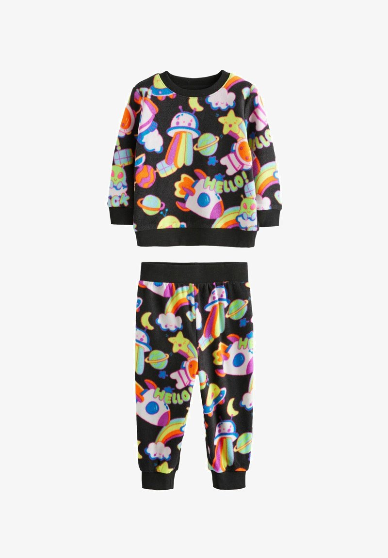 Completo di pigiama in pile con uno sfondo nero e fantasie colorate a tema spaziale, tra cui razzi, pianeti e arcobaleni.
