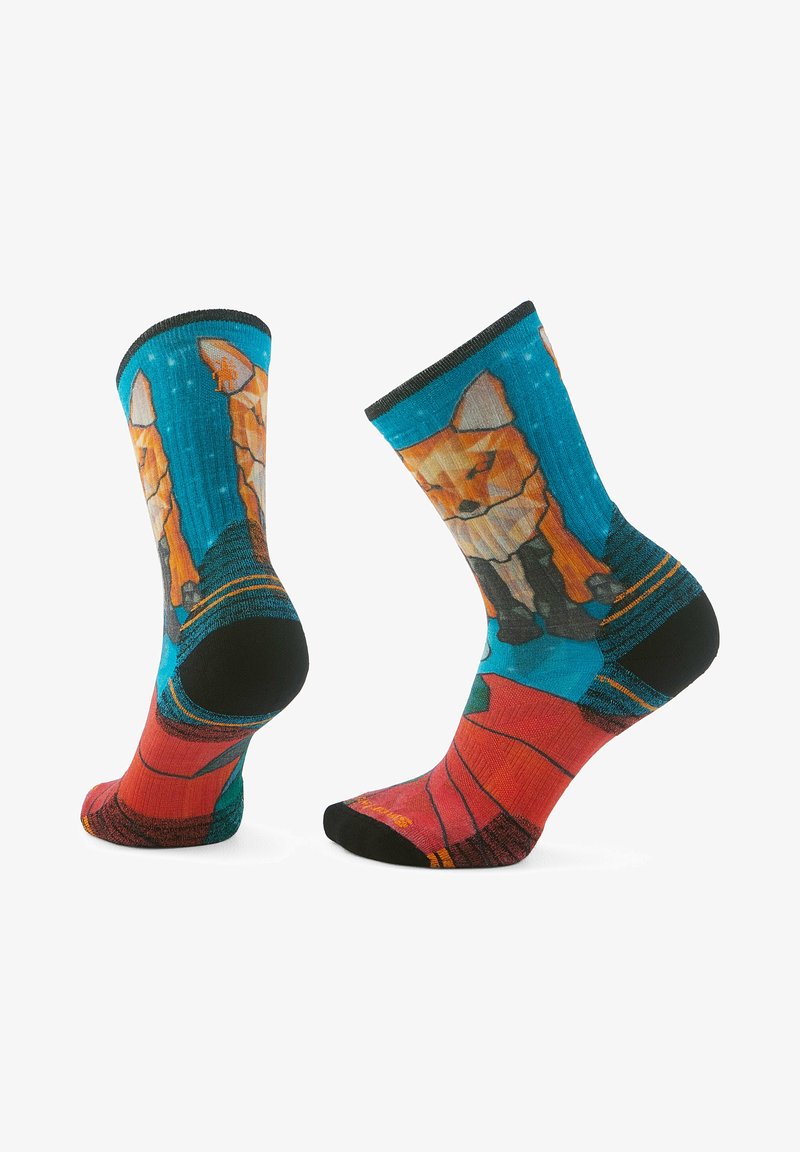 Calzini colorati con un design di volpe su uno sfondo blu, con dettagli rossi. Realizzati in tessuto con una texture liscia e polsini neri rinforzati.