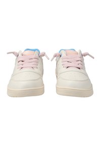 Sneaker bianche in pelle con lacci rosa chiaro, dettagli blu e perforazioni sulla punta. Suola in gomma con grip testurizzato.