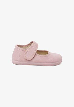 Chaussure Mary Jane en tissu rose clair avec une seule bride large à scratch et une semelle souple, vue de côté sur fond blanc.