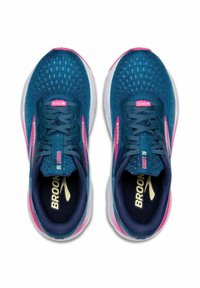 Brooks Ghost 16 sportbačiai su tamsiai mėlynu tinkleliu, akcentais rožine spalva, tekstūruotomis detalėmis ir paminkštintu baltu tarpiniu padu.