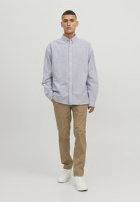 Jack & Jones JPSTMARCO JJDAVE NOOS - Nohavice chinos - otter