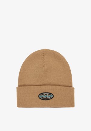 Bruine gebreide muts met een opgevouwen omslag, voorzien van een ovaal logo met blauwe golfpatronen. Gemaakt van zachte, gestructureerde stof.