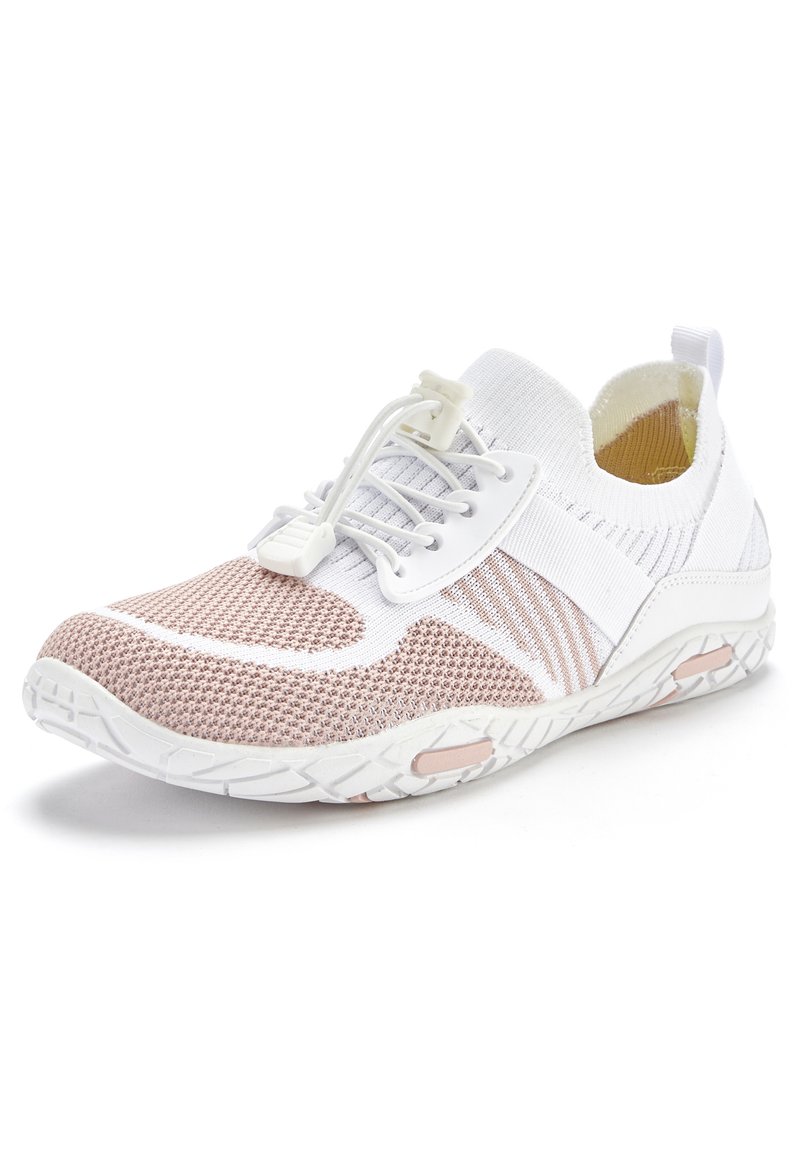 Leichter Sportschuh mit einem atmungsaktiven Strickobermaterial in Weiß und Hellrosa, elastischen Schnürsenkeln und einer strukturierten Gummisohle für besseren Halt.