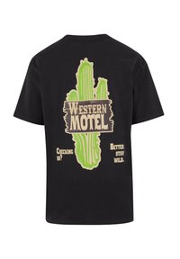 Melna kokvilnas t-kreklu ar lielu zaļu kaktusa grafiku, kurā ir uzraksts "WESTERN MOTEL" un beigās ir beidzot tekstu akcenti bēšā krāsā. Īsas piedurknes, apaļa kakla izgriezums.