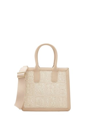 Beige Leder-Shopper mit geprägt floralem Schriftzug-Design und verstellbarem Stoff-Schulterriemen mit goldener Schnalle.