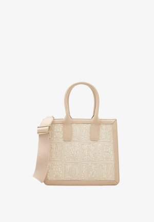 Beige leren totebag met geperst bloem- en letterontwerp en verstelbare stoffen schouderband met gouden gesp.