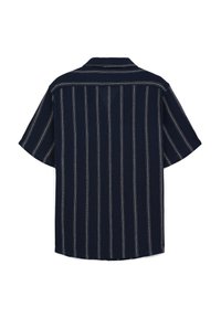 Camicetta a maniche corte di colore blu navy con righe verticali bianche. Presenta un colletto classico e una vestibilità rilassata. Tessuto testurizzato con dettagli di cucitura.