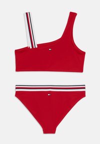 Rød bikini med en top med én skulder og en stribet strop samt matchende bunde med en stribet talje. Glat stof, struktureret pasform.