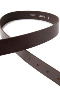 Mörkbrun läderbälte med en texturerad yta, med runda hål för justering och en slät, platt design, märkt "HACKETT."