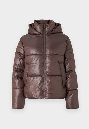 Casaco puffer castanho com um acabamento brilhante, fecho de correr, gola alta e mangas compridas. Design acolchoado com detalhes de costura horizontal.