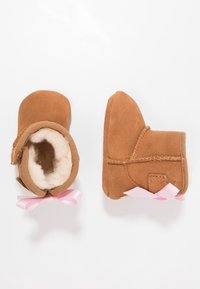 UGG JESSE BOW II - Kruipschoentjes - chestnut
