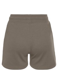 Shorts in cotone khaki con una cintura elastica a coste, caratterizzati da una superficie liscia e un design semplice e pulito.