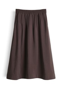 Jupe marron longueur genou avec taille élastique et plis subtils sur fond blanc uni.