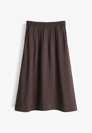 Gonna marrone al ginocchio con vita elastica e pieghe sottili su sfondo bianco uniforme.