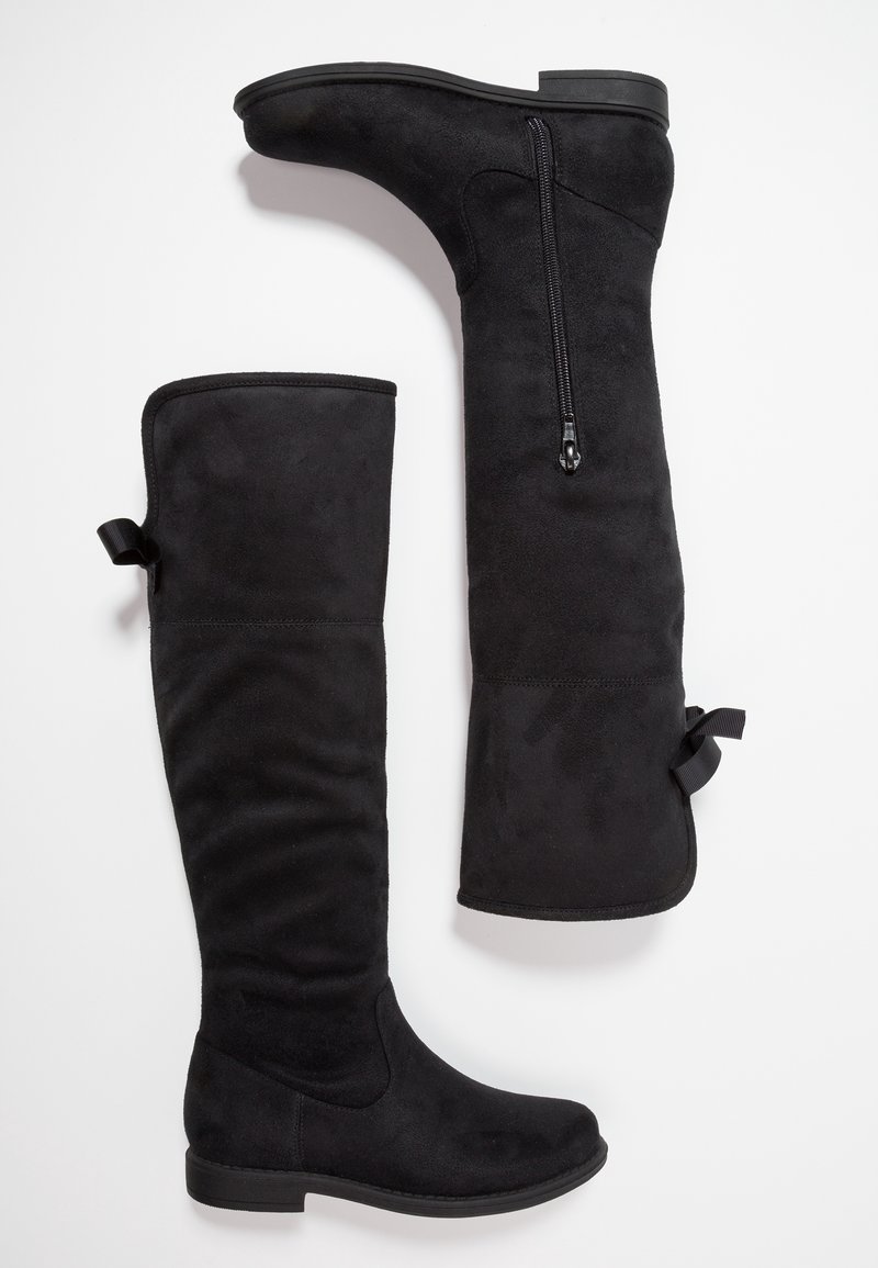 Czarne, wysokie za kolano botki wykonane z miękkiego zamszu, z gładkim wykończeniem, bocznym zamkiem błyskawicznym i małymi wstążkami u góry. Niska, płaska podeszwa.