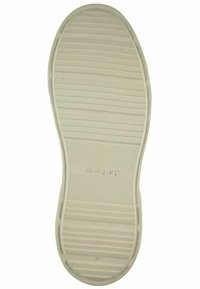 Weiße Gummisohle mit horizontalen Rillen, abgerundeten Kanten und geprägt "GANT"-Logo. Größe angegeben als 42. Insgesamt glatte Textur.